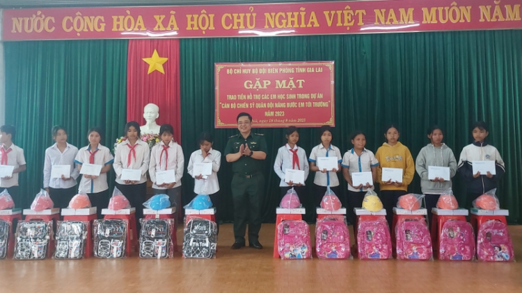 Bộ đội Biên phòng Gia Lai hỗ trợ hơn 1 tỷ đồng nâng bước em đến trường (18/8/2023)