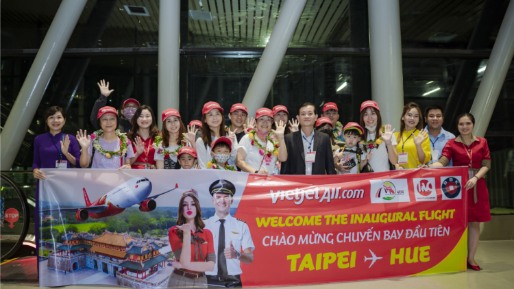 Đón chuyến bay đầu tiên từ sân bay quốc tế Đài Bắc đến Huế (19/8/2023)