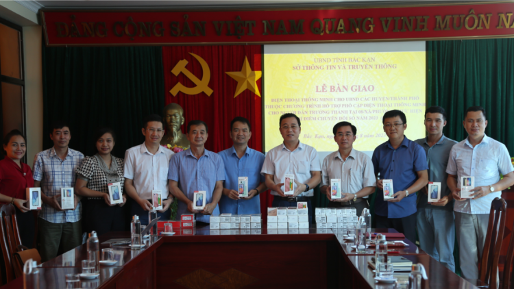 Bắc Kạn: Trao điện thoại thông minh cho người dân khu vực thí điểm chuyển đổi số (31/8/2023)