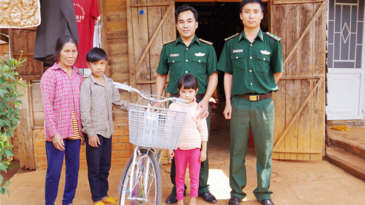 Bộ đội biên phòng Đắk Nông chấp cánh ước mơ đến trường cho học sinh vùng biên (24/8/2023)