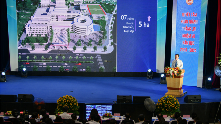 Hà Nội: Cần khắc phục tình trạng phụ huynh xếp hàng nộp hồ sơ tuyển sinh đầu cấp (16/8/2023)