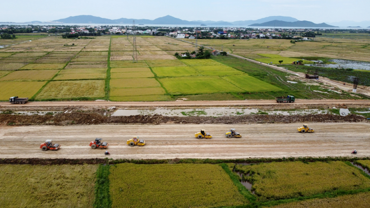 Tháo gỡ khó khăn, đẩy nhanh tiến độ cao tốc đoạn qua Nam Trung bộ (24/8/2023)