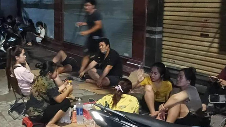 Thấy gì từ việc người dân xếp hàng từ nửa đêm để mua bánh trung thu tại Hải Phòng? (27/9/2023)