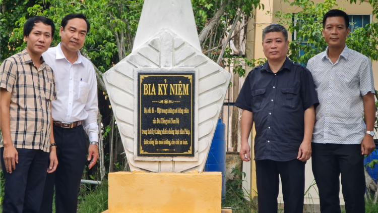 Bia kỷ niệm Đài Phát thanh Nam bộ kháng chiến là địa chỉ đỏ ở tỉnh Cà Mau (5/9/22023)