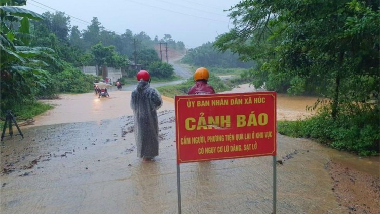 Miền Trung: Mưa to, giông lốc, hàng chục nhà tốc mái (26/9/2023)
