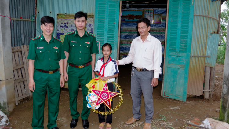 Mang Trung thu đến với trẻ em nghèo, con em đồng bào Khmer vùng biên giới biển