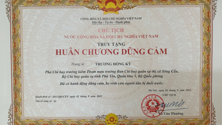 Chủ tịch Nước truy tặng Huân chương Dũng cảm cho Trung tá Trương Hồng Kỳ ở Phú Yên (02/9/2023)