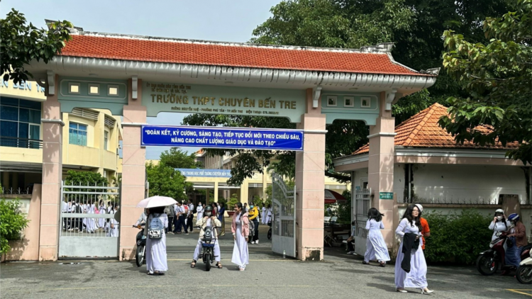 Bến Tre: Bệnh đau mắt đỏ trong học đường tăng  "chóng mặt". (20/9/2023)