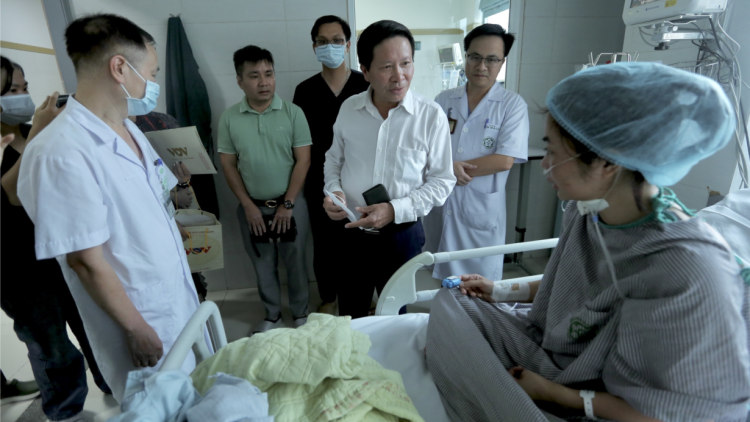 Công đoàn Đài TNVN hỗ trợ nạn nhân vụ cháy đang điều trị tại Bệnh viện Bạch Mai (15/9/2023)