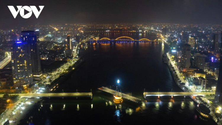 Cầu đi bộ Nguyễn Văn Trỗi và tổ hợp "Dòng sông ánh sáng", điểm nhấn du lịch đêm Đà Nẵng (05/01/2024)