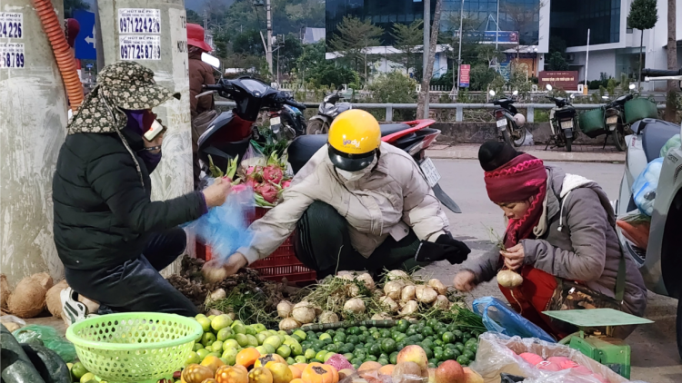 Mưu sinh ngày giá rét ở chợ đầu mối Sơn La (24/01/2024)