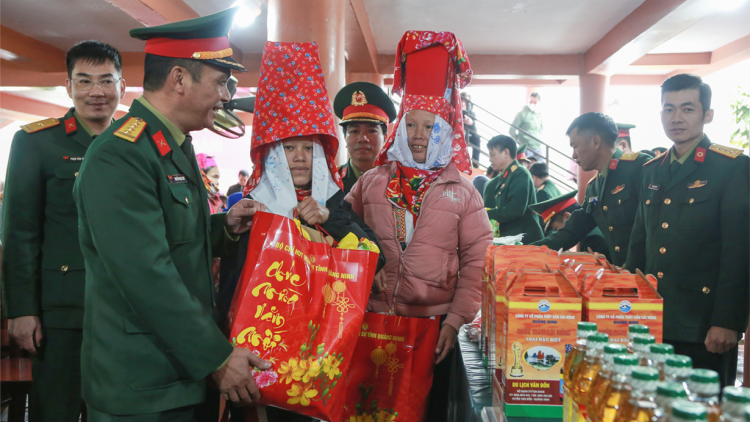 “Gian hàng 0 đồng” và quà Tết đến với người nghèo nơi biên giới Bình Liêu, Quảng Ninh (31/1/2024)