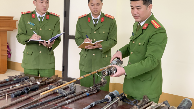 Ngăn chặn triệt để hành vi mua bán vũ khí qua mạng xã hội (4/1/2024)
