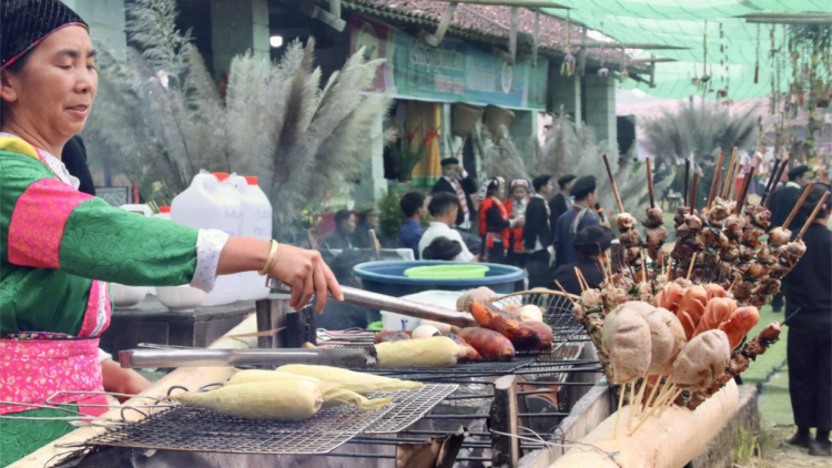 Nhộn nhịp Chợ phiên “Chào năm mới 2024”tại  Làng Văn hóa các dân tộc Việt Nam (01/1/2023)
