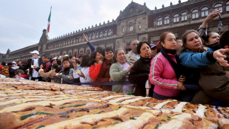 Mexico: Thưởng thức chiếc bánh khổng lồ nhân lễ Ba Vua (07/1/2024)