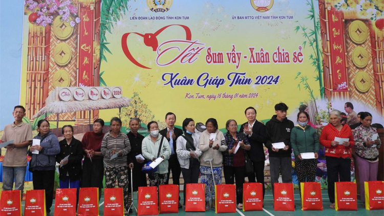 Phó Thủ tướng Chính phủ Trần Hồng Hà tặng quà Tết công nhân và hộ dân hoàn cảnh khó khăn ở Kon Tum (16/01/2024)