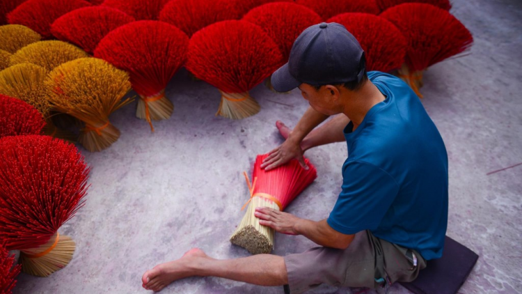 Sôi động làng hương Quảng Phú Cầu dịp Tết (25/1/2025)
