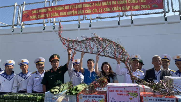 Mang quà Tết đến huyện đảo Cồn Cỏ và Lý Sơn (23/1/2024)