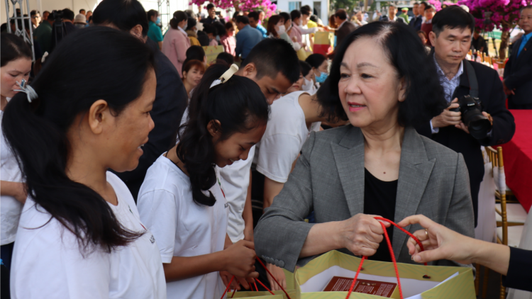 Thường trực Ban Bí thư Trương Thị Mai 
thăm, tặng quà tết cho công nhân khu công nghiệp (14/01/2024)