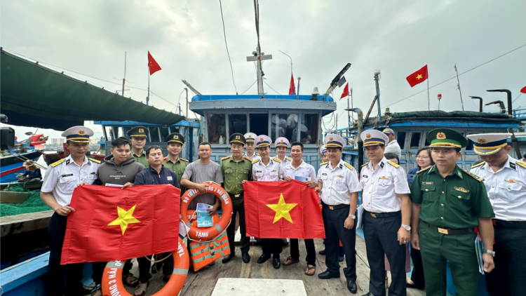 Lữ đoàn 161 Vùng 3 Hải quân: Hỗ trợ ngư dân vươn khơi, bảo vệ vững chắc chủ quyền biển đảo (22/10/2024)