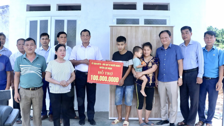 “Chương trình hỗ trợ xóa nhà tạm, nhà dột nát - giấc mơ “an cư, lạc nghiệp” của nhiều hộ nghèo trở thành hiện thực”  (22/10/2024)