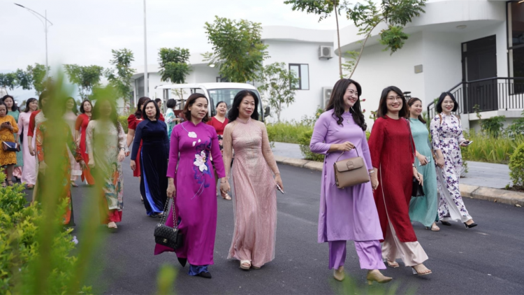 Hà Nội vận động phụ nữ mặc áo dài vào thứ Hai, thứ Sáu hàng tuần: Tôn vinh và quảng bá vẻ đẹp, giá trị của áo dài Việt Nam (6/10/2024)