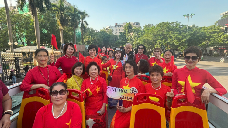 Hàng trăm hành khách trong trang phục áo dài truyền thống trên chuyến City bus “Tinh hoa áo dài” 2024 (4/10/2024)