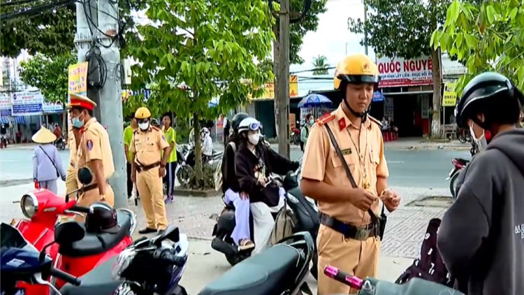 Vĩnh Long siết chặt tình trạng học sinh chưa đủ tuổi đi xe gắn máy đến trường (10/10/2024)