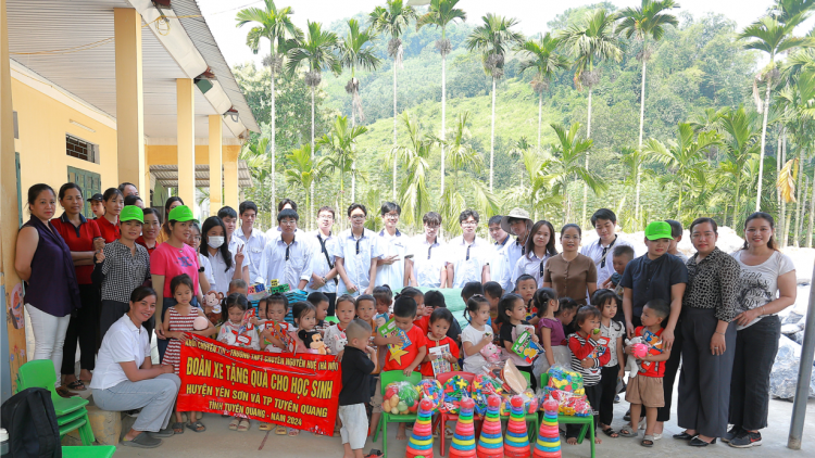 Đoàn thiện nguyện Trường THPT chuyên Nguyễn Huệ, Hà Nội tặng quà cho học sinh vùng lũ Tuyên Quang (15/10/2024)