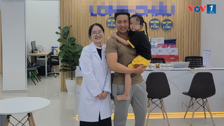 Nữ bác sĩ nhanh trí cứu sống bé bị hóc kẹo bịt đường thở (15/10/2024)