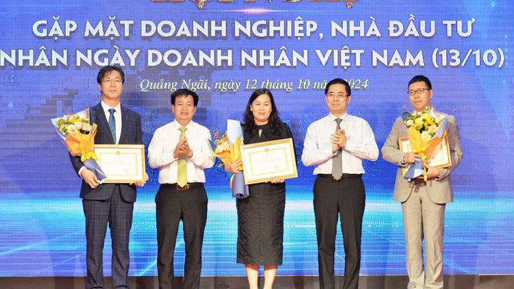 Quảng Ngãi: Xử lý nghiêm cán bộ nhũng nhiễu, tạo điều kiện cho doanh nghiệp hoạt động( 13/10/2024)