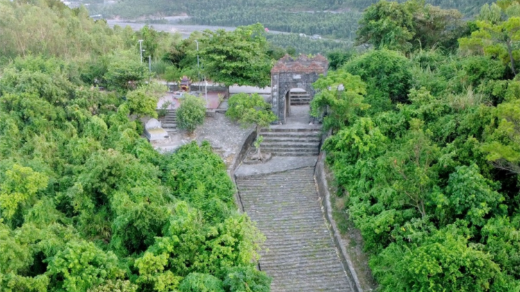 Chỉnh trang đường "thiên lý Bắc-Nam" qua Hoành Sơn quan (19/10/2024 )
