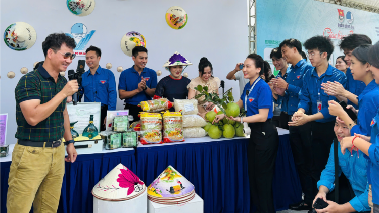 Người nổi tiếng tham gia livestream giới thiệu sản phẩm OCOP của Thủ đô (13/10/2024)