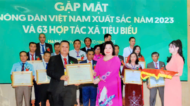 Chàng trai gánh nước thuê trở thành doanh nhân tiêu biểu của Tiền Giang (9/10/2024)
