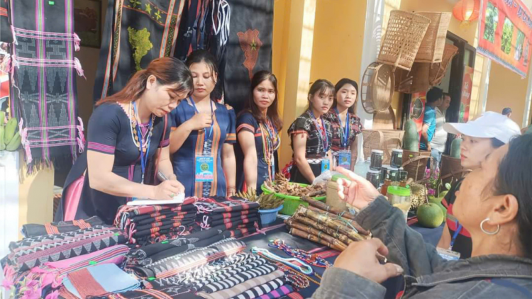 Quảng Nam bảo tồn, phát huy giá trị văn hóa truyền thống của các dân tộc thiểu số gắn với phát triển du lịch (30/10/2024)
