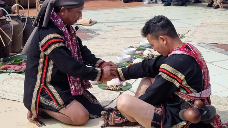 Tháo vòng đồng: Nghi lễ đánh dấu sự trưởng thành của người Ê Đê (2/11/2024)