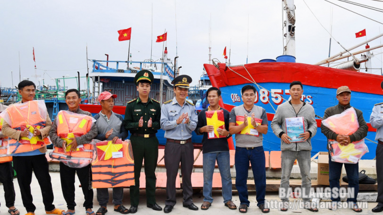 Chi đội Kiểm ngư số 3 tuyên truyền pháp luật chống khai thác IUU cho ngư dân miền Trung  (13/11/2024)