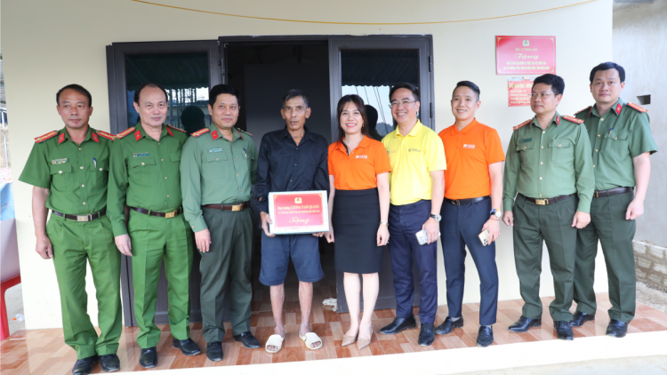 Trao kinh phí hỗ trợ xây dựng nhà ở cho người dân vùng lũ Mường Pồn, Điện Biên (13/11/2024)