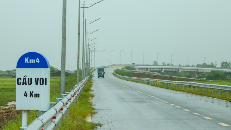 Biên cương một dải vững bền: Quảng Ninh đầu tư loạt dự án hạ tầng logistics biên mậu, định hướng trở thành cửa ngõ xuất nhập khẩu của cả nước và khu vực (07/11/2024)