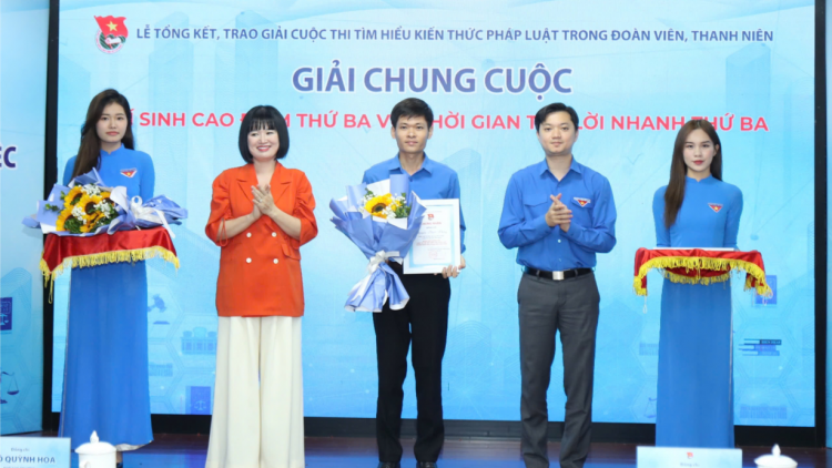 Trao giải cuộc thi Tìm hiểu kiến thức pháp luật trong đoàn viên, thanh niên (08/11/2024)