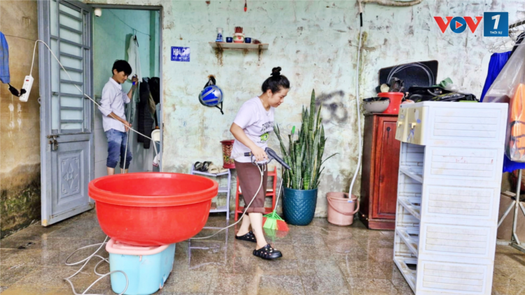 Người dân Đà Nẵng dọn dẹp nhà cửa sau mưa lớn (05/11/2024)
