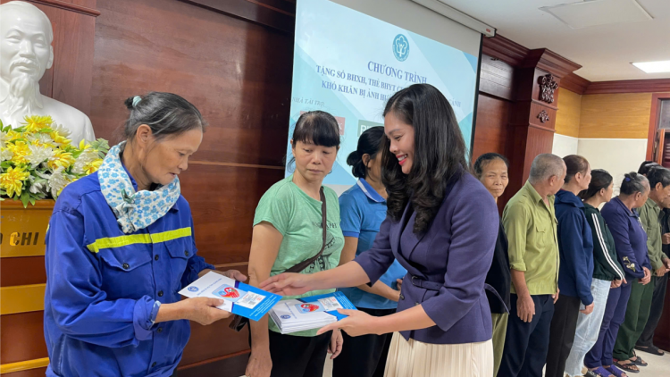 Tặng sổ BHXH, thẻ BHYT cho người có hoàn cảnh khó khăn bị ảnh hưởng bởi bão số 3 (2/11/2024)