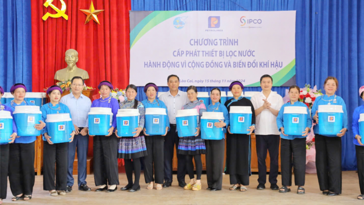 Petrolimex trao tặng 1.000 bình lọc nước cho người dân huyện Bắc Hà và Bảo Yên tỉnh Lào Cai (15/11/2024)