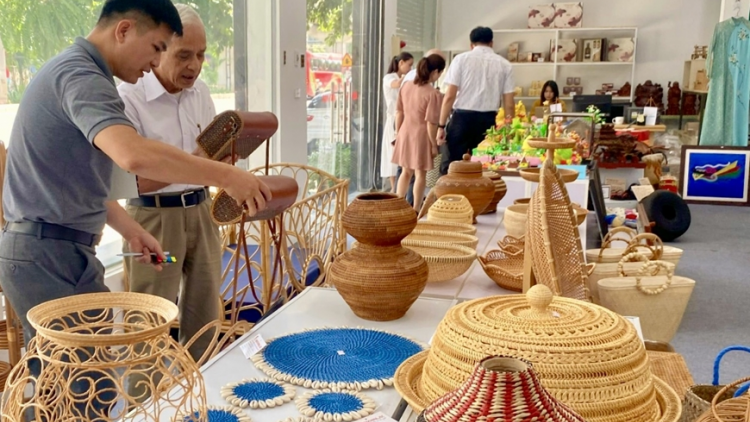 Hà Nội: Nỗ lực tìm thị trường cho sản phẩm thủ công mỹ nghệ làng nghề (01/11/2024)