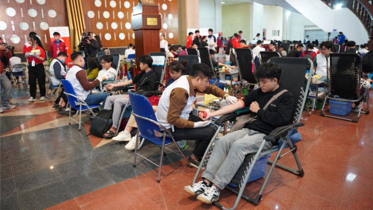 THỜI SỰ 18H CHIỀU 29/12/2024: Ngay trong ngày khai mạc Chủ nhật Đỏ đã thu được gần 1 nghìn đơn vị máu, phục vụ cấp cứu, điều trị bệnh nhân dịp trước và sau Tết nguyên đán Ất Tỵ.