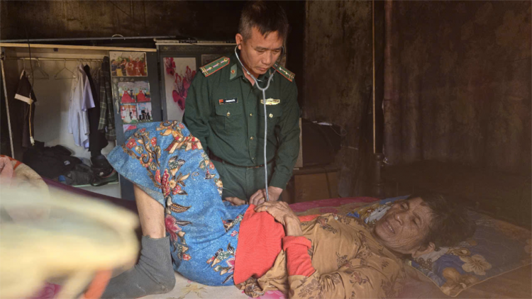 Nghĩa tình thầy thuốc mang quân hàm xanh ở biên giới Gia Lai (17/12/2024)