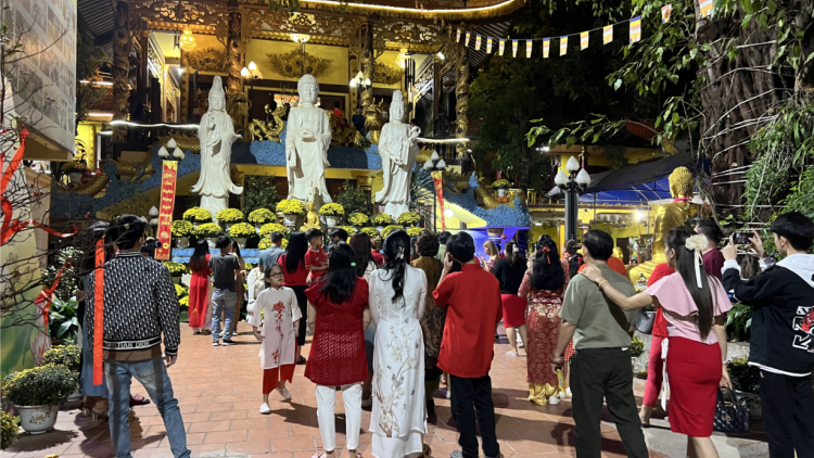Người Việt tại Lào đón giao thừa cầu mong cuộc sống bình an (10/02/2024)