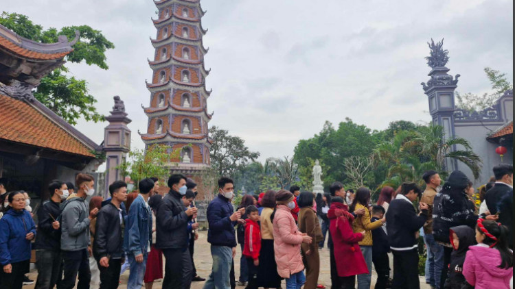 Quảng Bình: Người dân và du khách đi chùa cầu an đầu năm mới (11/02/2024)