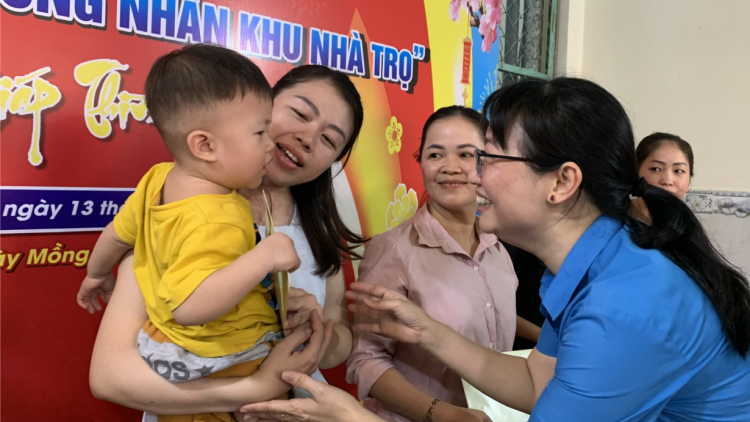Rộn ràng bữa cơm tân niên của công nhân ở xóm trọ (13/02/2024)