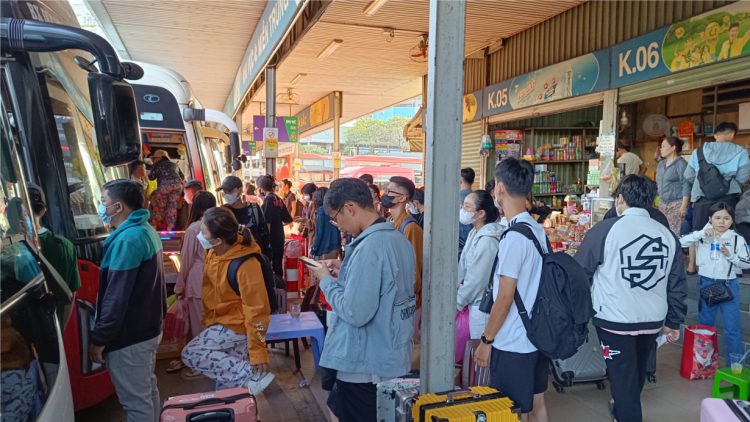 Nhiều người về quê ăn Tết sớm, bến xe tại TP.HCM đông đúc, nhộn nhịp (03/02/2024)
